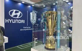 Trofi ASEAN Hyundai Cup 2026 di booth Hyundai di GIIAS 2026.