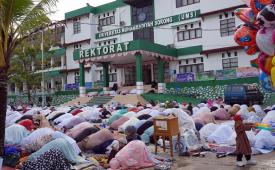 Umat Islam melaksanakan Shalat Idul Adha di halaman parkir Universitas Muhammadiyah Sorong di Kota Sorong, Papua Barat, Sabtu (9/7/2022). Warga Muhammadiyah dan sebagian warga muslim di Kota Sorong merayakan Idul Adha pada hari ini.