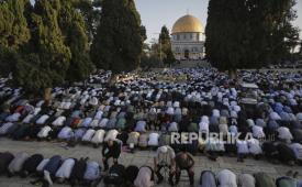 Umat Muslim melaksanakan Sholat Idul Adha di Kompleks Masjid Al Aqsa di Kota Tua Yerusalem, Jumat, 6 Juni 2025. 