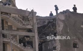Unit komando garis depan Israel bekerja di sebuah gedung rusak tak berpenghuni setelah terkena rudal yang ditembakkan dari Iran, di Haifa, Israel, Jumat, 20 Juni 2025.