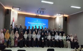 Universitas Islam Indonesia (UII) menggelar acara penyambutan doktor baru di Ruang Sidang Datar Gedung Prof. Dr. Sardjito Lantai 2, Kampus Terpadu UII Jalan Kaliurang Km 14,5 Sleman, Selasa (17/12/2024). Sebanyak 21 dosen berhasil menyelesaikan studi dan meraih gelar doktoral.