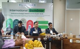 Universitas Muhammadiyah Surakarta (UMS) membuka kesempatan kepada anak muda Palestina untuk menempuh pendidikan melalui pemberian beasiswa. Hal ini disampaikan Wakil Rektor V, Supriyono dalam seminar internasional ‘Multicultural Dialogue, Palestine, and the Muslim World’ yang digelar di UMS, Kota Solo, Jawa Tengah, Sabtu (14/12/2024)..  