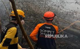 Upaya pemadaman api di lahan dan hutan yang terbakar di Kalimantan oleh relawan Dompet Dhuafa.