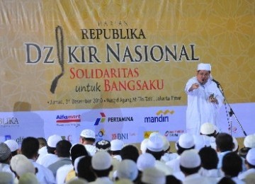 Ustad KH Tengku Zulkarnain memberikan ceramah dalam acara Dzikir Nasional 'Solidaritas untuk Bangsaku' di Masjid At-Tin, Taman Mini Indonesia Indah, Jakarta (31/12).  