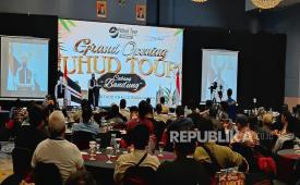 Ustaz Khalid Basalamah, owner Uhud Tour menjelaskan soal pentingnya umrah dan haji saat pembukaan Uhud Tour Cabang Bandung, Sabtu (17/1/2026).