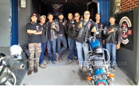 Ustaz M Arief Mulyadi (paling kiri) bersama dengan komunitas bikers di Subang, Jawa Barat.