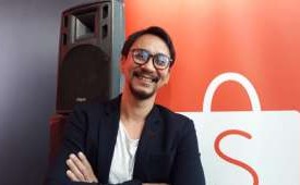 Vincent Rompies. Vincent mengibarkan bendera Palestina di panggung Pestapora.