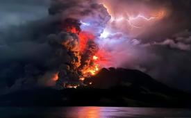  Visualisasi erupsi yang disertai kilatan petir vulkanik terjadi di Gunung Ruang yang berlokasi di Kabupaten Sitaro, Sulawesi Utara, Rabu (17/4/2024)
