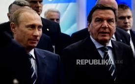 Vladimir Putin dan Kanselir Jerman periode 1998 hingga 2004 Schroder.