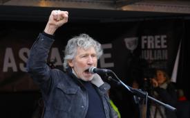 Pentolan Pink Floyd, Roger Waters, berorasi saat demonstrasi menentang ekstradisi pendiri Wikileaks Julian Assange di Parliament Square, London, Inggris, 22 Februari 2020. Saat konser di Jerman, Waters memakai kostum bergaya Nazi.