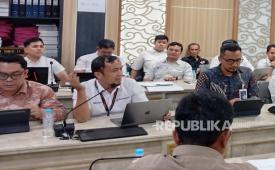 Wakadivre Perhutani Jabar, Komarudin (tengah).
