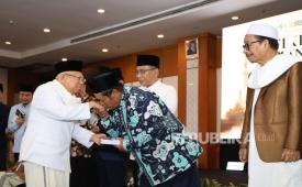 Waketum MUI KH Marsudi Syuhud mencium tangan KH Ma'ruf Amin i peluncuran buku terbaru Mustasyar PBNU, Prof. KH Ma'ruf Amin, berjudul Fikroh, Manhaj, dan Harakah Nahdhiyyah dalam Perspektif KH Ma'ruf Amin di Hotel Grand Sahid Jaya, Jakarta, Rabu (5/8/2026) malam.