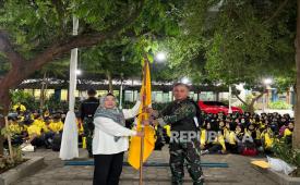 Wakil Dekan I FEB Unisba Prof Sri Suwarsi dan Komandan Yonif Linud 330  Serda David Gulo melepas 269 mahasiswa baru untuk mengikuti program bela negara ke Yonif 330 di Nagreg, Kabupaten Bandung, Kamis (22/1/2026).