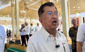 Wakil Presiden Republik Indonesia ke-10 dan ke-12, Muhammad Jusuf Kalla (JK) saat diwawancara di Kompleks Kepatihan Yogyakarta, Ahad (13/9/2026).