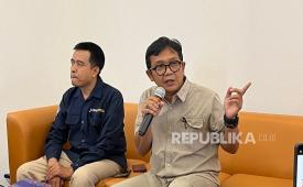 Wakil Rektor UGM Bidang Kemahasiswaan, Pengabdian kepada Masyarakat, dan Alumni, Arie Sujito (kanan) saat menyampaikan keterangan kepada wartawan di Gedung Pusat UGM, Rabu (2/9/2026).