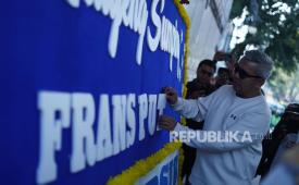 Wali Kota Bandung, Muhammad Farhan menyusun huruf demi huruf nama pemain baru berpaspor Irak di karangan bunga perkenalan dari Persib Bandung, Rabu (16/7/2025).