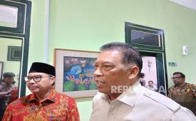 Wali Kota Yogyakarta Hasto Wardoyo (kiri) berfoto bersama Mayor Jenderal TNI (Purn) Dadang Hendrayudha usai kegiatan koordinasi dan evaluasi Program Makan Bergizi Gratis Badan Gizi Nasional di luar Ruang Yudhistira, Balai Kota Yogyakarta, Kamis (6/11/2025).  