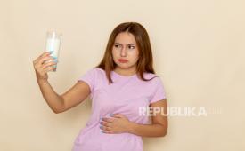 Wanita sakit perut setelah minum susu (ilustrasi). Di negara-negara Asia seperti seperti China, Jepang, Korea, dan Vietnam, angka intoleransi laktosa mencapai 90-95 persen.
