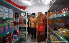 Wapres Maruf Amin meninjau mini mart pesantren (matren) di Banten.