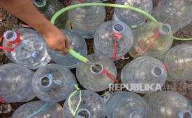 Warga mengisi air bersih.