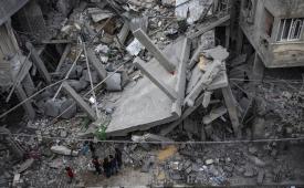 Warga Palestina memeriksa kerusakan bangunan tempat tinggal pasca serangan udara Israel di Rafah, Jalur Gaza selatan.