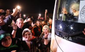 Warga Palestina yang menjadi sandera Israel merayakan kebebasannya bersama warga yang menunggu mereka, setelah meninggalkan penjara militer Isareli Ofer, di kota Beitonia dekat Ramallah, Tepi Barat, Jumat (24/11/2023).