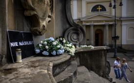 Warga Slovakia menaruh karang bunga sebagai tanda duka usai penembakan PM Slovakia Robert Fico