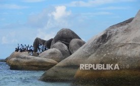 Wisatawan menikmati keindahan di Pantai Tanjung Tinggi, Belitung. Belitung bakal dijadikan pionir pulau bebas karbon.
