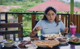 Wisatawan menikmati kuliner khas Indonesia.