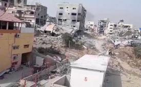 Wisma dr Jose Jurnalis (bangunan krem kiri) di Kompleks RSI Gaza Utara tampak terdampk pengemboman, Bangunan disekitar sudah hancur. 