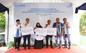 Yayasan Astra menjalankan program CSR dengan memperbaiki sarana sekolah di Lebak, Banten.