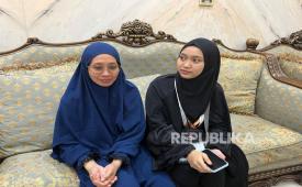 Zahrotun Ulin Nasroh atau akrab di sapa Lina (kanan) dan sang ibu, Husnul Khotimah berbincang bersama Media Centre Haji di Makkah, Selasa (20/5/2025).  Lina menjadi salah satu jamaah haji termuda tahun ini.