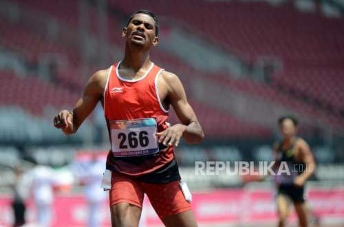 Atlet lari Indonesia Felipus Kolymau (kiri) saat tiba di garis finish pada babak final para atletik nomor lari 400 meter putra T20 Asian Para Games 2018 di Stadion Utama Gelora Bung Karno, Jakarta, Selasa (9/10).