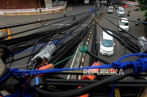 Pemprov DKI akan Tertibkan Kabel Semrawut di Jalan Raya | Republika Online