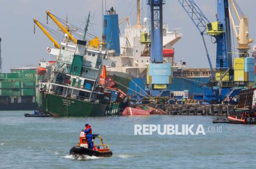 Kapal Muatan Peti Kemas Miring di Pelabuhan Tanjung Perak, Satu Pekerja Hilang