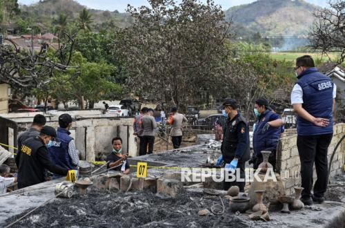 Pasca Kebakaran Desa Adat Sade, Labfor Polda Bali Lakukan Olah TKP untuk Ungkap Penyebab Api
