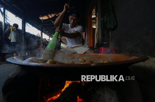 Intip Kesibukan Pengrajin Dodol Betawi Jelang Idul Fitri