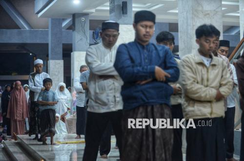 Sempat Dihentikan, Sholat Tarawih Kilat Kembali Digelar di Indramayu, 23 Rakaat Hanya 6 Menit