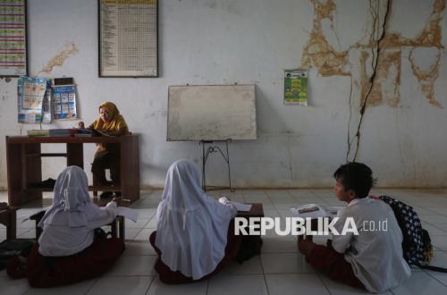 Siswa SD di Pandeglang Bertahan Belajar di Ruang Kelas yang Rusak