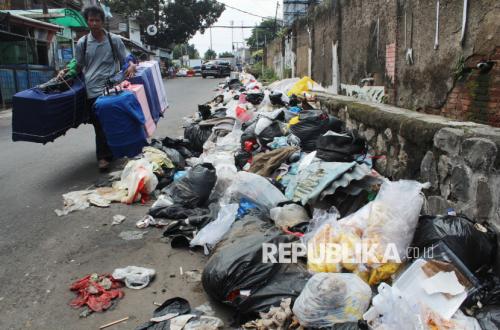 Tumpukan Sampah Berserakan di Babakan Ciparay Bandung
