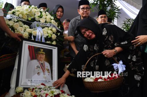 Suasana Haru Selimuti Pemakaman Mendiang Gubernur Sumsel Alex Noerdin