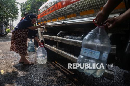 Pasokan Air Terganggu, Ribuan KK di Bekasi Terima Bantuan Air Bersih
