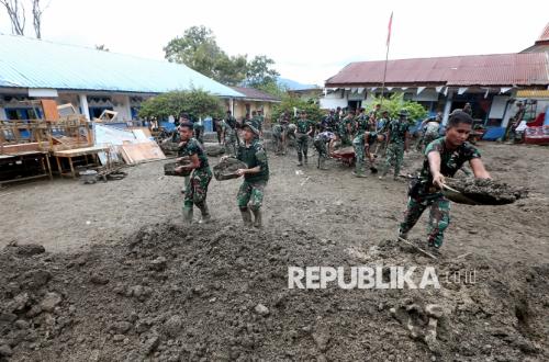 Bukan Tugas Resmi, Tapi 15 Prajurit Ini Rela Hujan-Hujanan Demi Satu Desa di Langkat