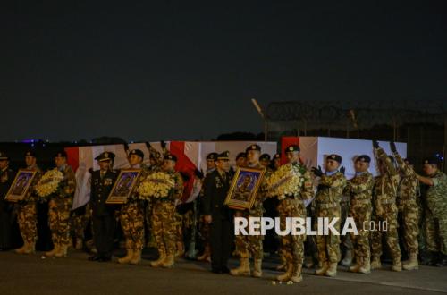 Jenazah Tiga Prajurit TNI yang Gugur di Lebanon Tiba di Tanah Air, Disambut Upacara Militer
