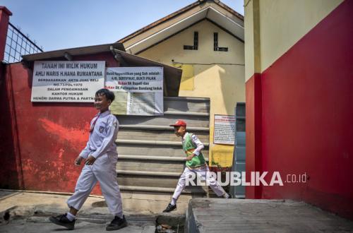 Akses Ditutup, Siswa SDN Bunisari Bandung Barat Terpaksa Belajar Bergantian