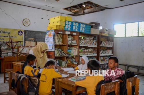 Sepuluh Tahun Menanti, Siswa SDN Bangkuyung 2 Belajar di Tengah Bangunan Rusak