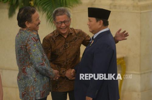 Tertawa Santai, Rocky Gerung Beri Hormat ke Presiden Prabowo Lalu Bersalaman dengan Wapres Gibran