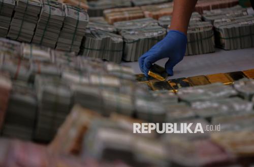 Polisi Serahkan Emas 74 Kg dan Uang Kasus Eks Jampidsus Febrie ke Kejaksaan Besok