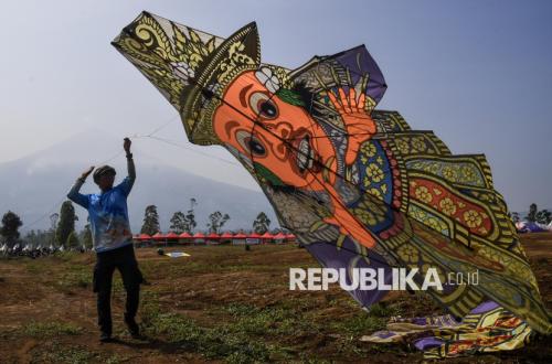 Layang-Layang Beragam Bentuk Hiasi Langit Garut