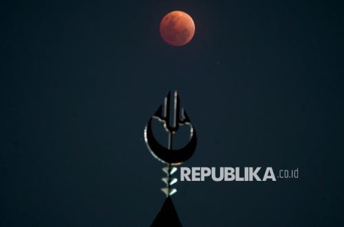 Ragam Cara Warga Sambut Fenomena Gerhana Bulan Total di Indonesia